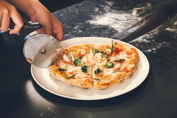 Kesme Kişinin Yakın Çekim Görüntüsü Pişmiş Pizza — Stok fotoğraf