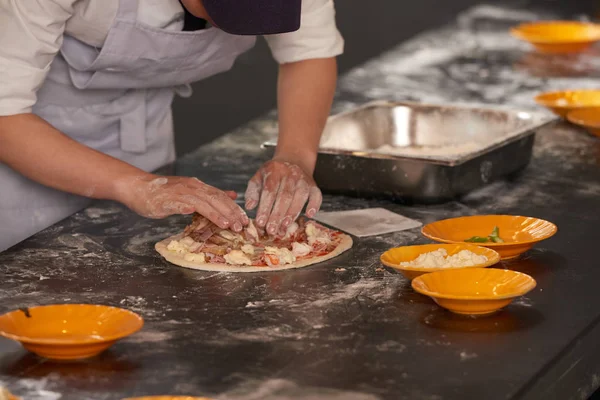 Hände Des Chefbäckers Uniform Machen Fleischpizza — Stockfoto