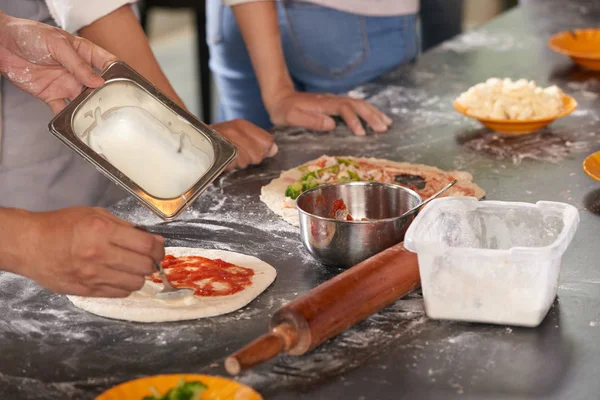 Pizzazubereitung Verschiedene Leckere Saucen Hinzufügen — Stockfoto