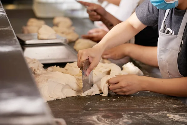 Mãos Chef Cortando Pedaço Massa Com Faca Scrapper — Fotografia de Stock