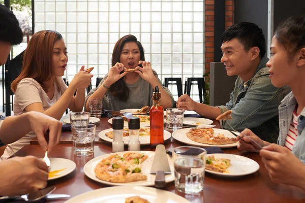 Konuşan Yeme Lezzetli Pizza Kafede Asya Gençler — Stok fotoğraf