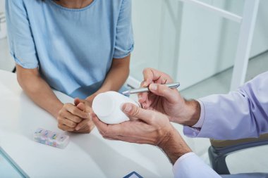 Doktor tabletleri veya vitamin hasta için reçete