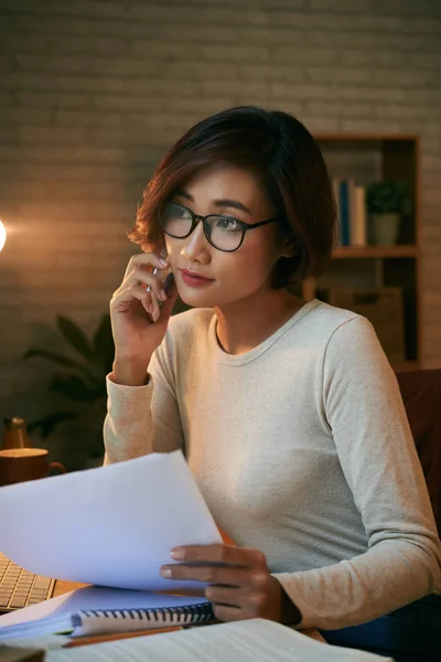 Mooie Aziatische Business Dame Werkt Nachts Haar Kamer — Stockfoto