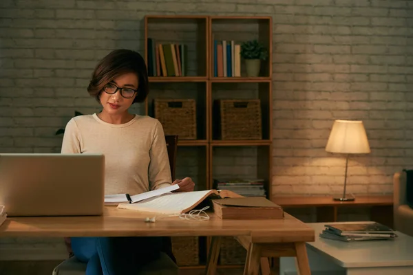 Pretty College Student Working Books Textbooks Her Table — Stock Photo, Image