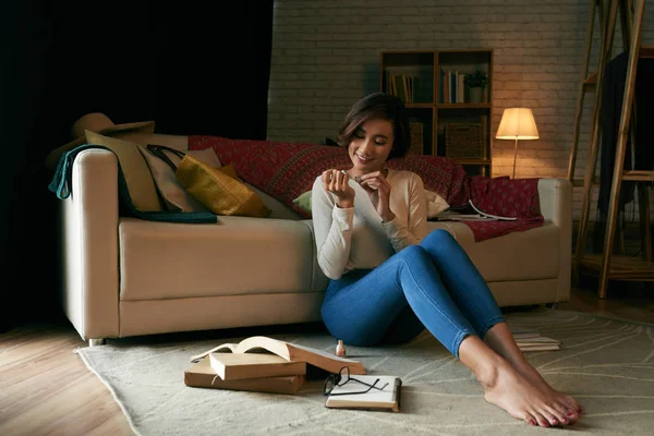 Mujer Bonita Disfrutando Haciéndose Manicura Casa — Foto de Stock