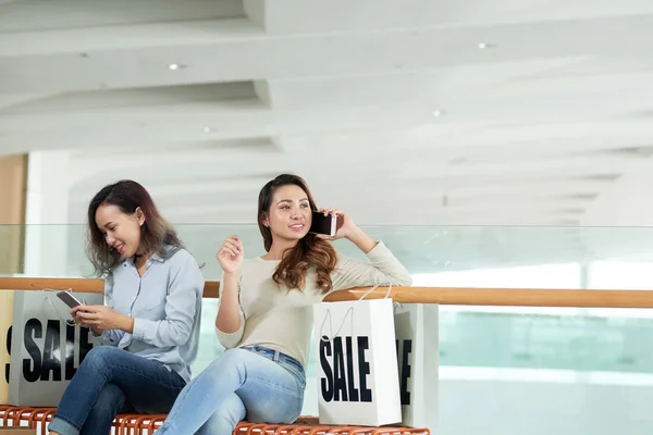 Vrouwelijke Mall Klanten Rusten Bankje Winkelen — Stockfoto