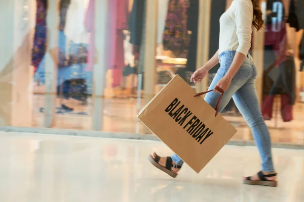 Yung Mulher Andando Com Enorme Saco Papel Depois Fazer Compras — Fotografia de Stock