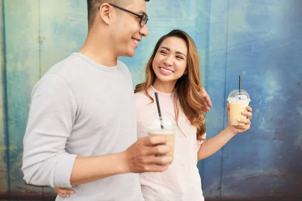 Gelukkige Vietnamese Jonge Paar Lopen Samen Met Milkshakes Handen — Stockfoto