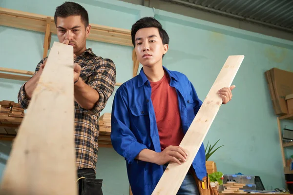 Timmerman Zijn Leerling Controleren Als Houten Plank Vlak — Stockfoto