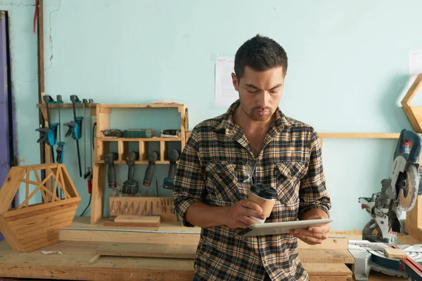 Jonge Joiner Drinken Koffie Het Lezen Van Mails Van Clients — Stockfoto