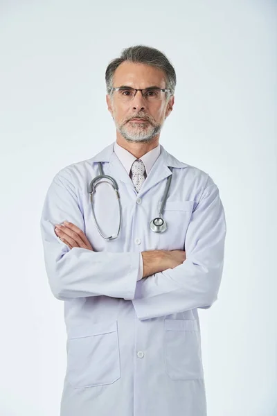 Portrét Jistý Lékař Stojící Rukama Prsou — Stock fotografie
