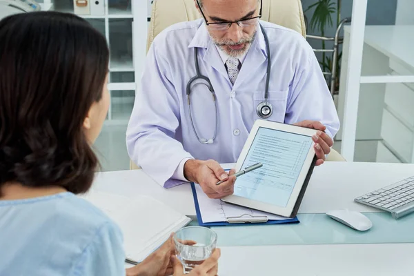 Ιατρός Δείχνει Έρευνα Στον Υπολογιστή Tablet Ασθενή — Φωτογραφία Αρχείου