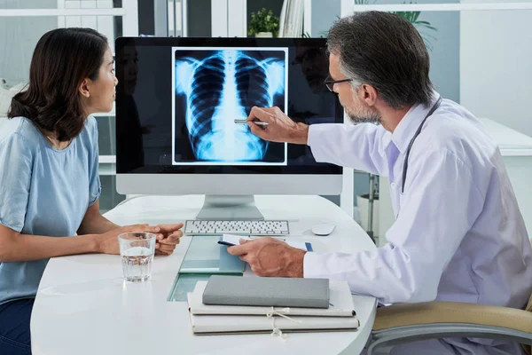 Médico Explicando Pulmões Raio Tela Computador Para Paciente Jovem — Fotografia de Stock