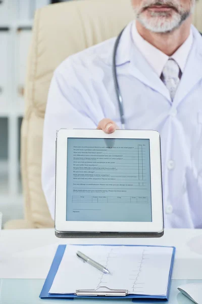 Arzt Gibt Tablet Computer Mit Umfrage Zur Anamnese — Stockfoto