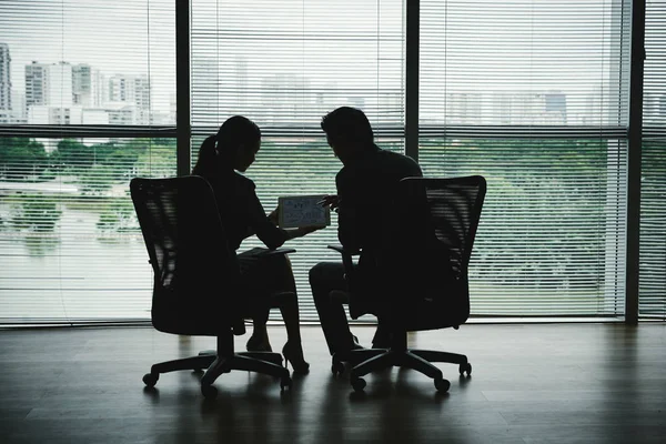 Silhuetas Empresários Discutindo Ideias Para Novo Projeto — Fotografia de Stock