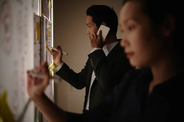 Empresário Chamando Pelo Telefone Desenhar Informações Parede Vidro — Fotografia de Stock