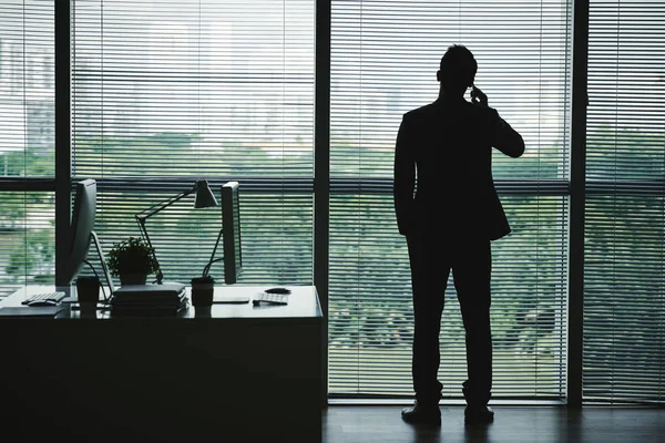 Figura Hombre Negocios Llamando Por Teléfono Mirando Por Ventana Oficina — Foto de Stock