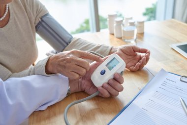 Erkek doktor tansiyon hipertansiyon ile üst düzey hastanın kontrol