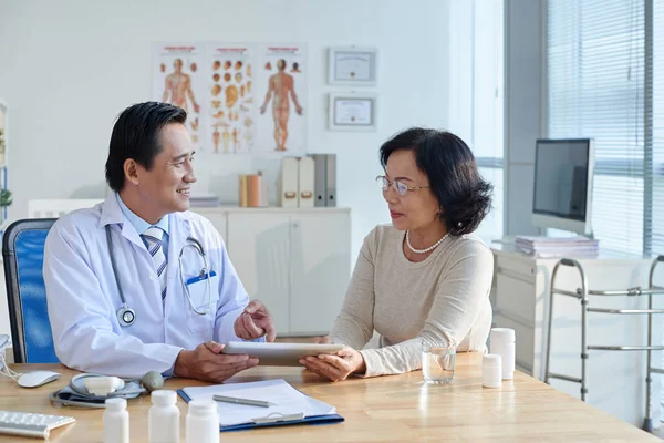 Asiatiska Kardiolog Consulting Hans Äldre Patient Med Hjälp Digitala Tablett — Stockfoto