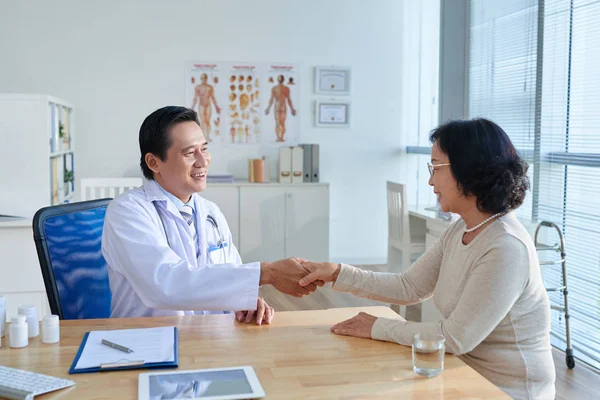 Asiatico Paziente Stretta Mano Medico Scrivania — Foto Stock