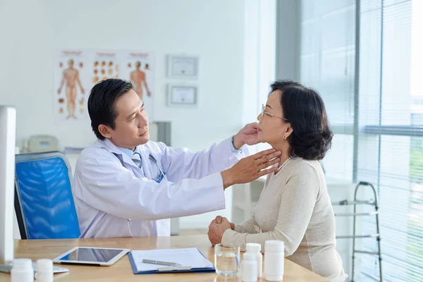 Medico Visita Senior Asiatico Paziente Mentre Seduta Ufficio Scrivania — Foto Stock