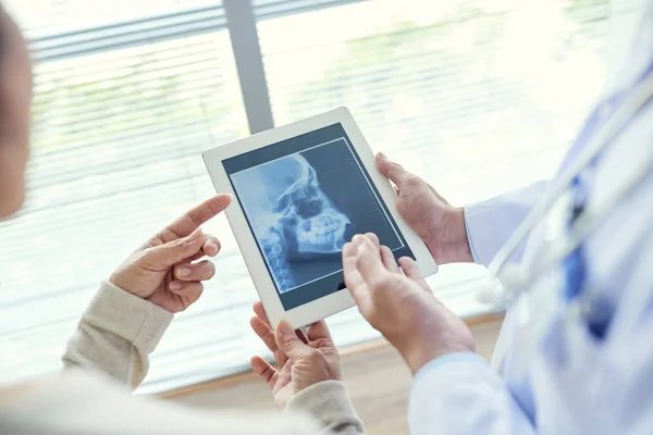 Dentiste Montrant Une Radiographie Dentaire Patient Aide Une Tablette Numérique — Photo