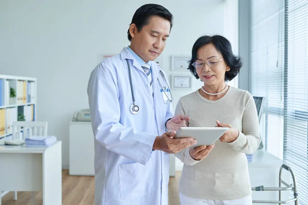 Cardiologue Asiatique Concentré Femme Analysant Électrocardiogramme Dans Une Tablette Numérique — Photo