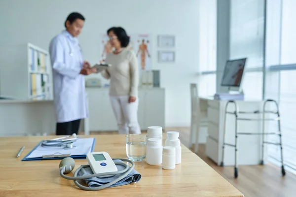 Trä Skrivbord Läkare Kontor Med Medicinsk Journal Piller Flaskor Och — Stockfoto