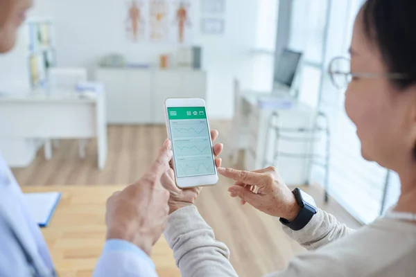 Över Axeln Läkare Och Patient Med Smartphone — Stockfoto