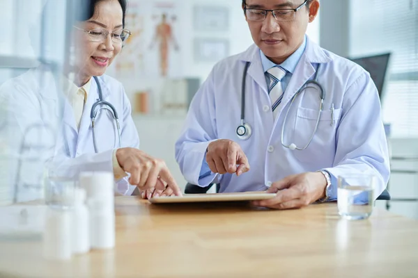 Koncentrerad Asiatiska Läkare Diskutera Behandlingsalternativ Med Hjälp Digitala Tablett Med — Stockfoto