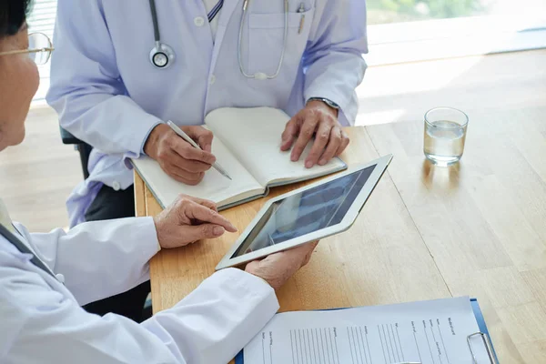 Grupo Médicos Experimentados Analizando Los Resultados Radiografía Tórax Con Ayuda — Foto de Stock