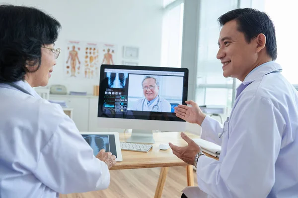 Zobrazení Profilu Usmívající Lékařů Sedí Kanceláři Diskutovat Něco Přitom Line — Stock fotografie