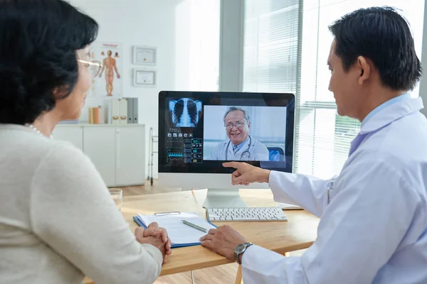 Magabiztos Orvosok Megvitatása Kezelési Terv Beteg Miközben Tárgyalás Videokonferencia Hátulnézete — Stock Fotó