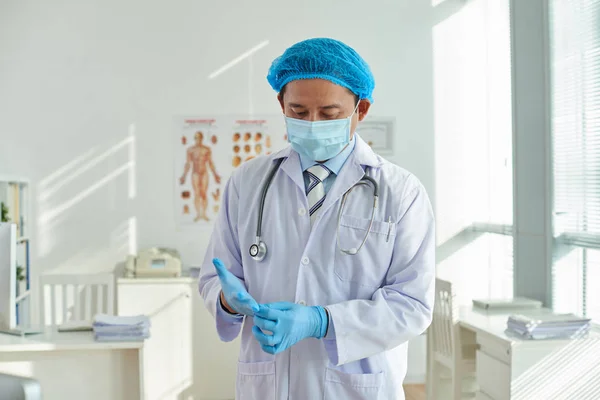 Midja Stående Säker Asiatiska Kirurg Bär Medicinsk Ansiktsmask Och Handskar — Stockfoto