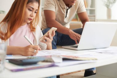Yeni ev satın almak ipotek için aile bütçe planlama modern Vietnamca çift portresi