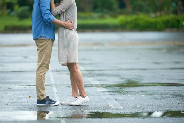 Retrato Seção Baixa Casal Jovem Irreconhecível Abraçando Data Chuva — Fotografia de Stock