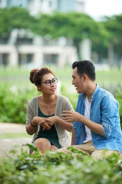 Porträt Eines Liebenden Asiatischen Paares Beim Date Grünen Park — Stockfoto