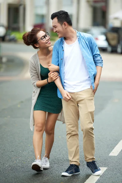 Retrato Hombre Mujer Jóvenes Caminando Juntos Calle Gran Ciudad Sonriendo — Foto de Stock