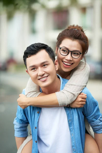 无忧无虑的亚洲情侣肖像约会 年轻男子背着他的女朋友在后面有乐趣 — 图库照片