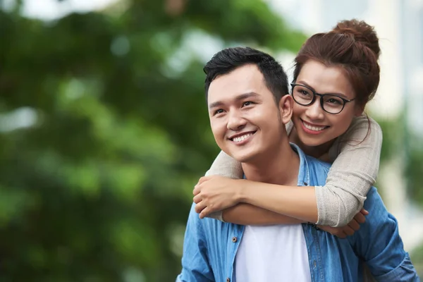 Retrato Hombre Joven Que Lleva Una Bonita Mujer Asiática Espalda —  Fotos de Stock