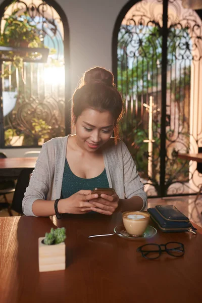 Portret Van Vrij Aziatische Vrouw Tekst Messaging Café Glimlachen Tijdens — Stockfoto