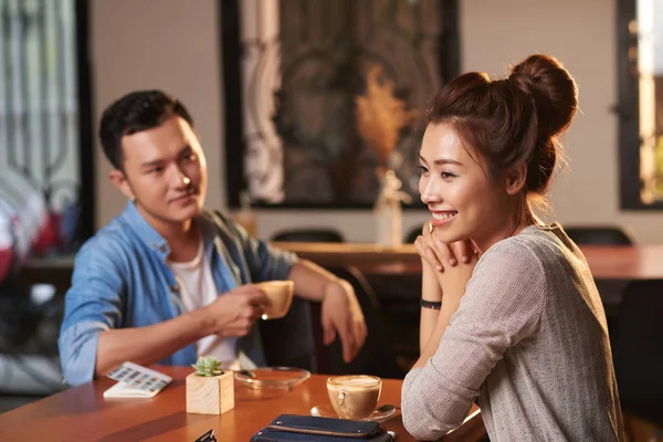 Retrato Bela Mulher Asiática Desfrutando Noite Café Com Homem — Fotografia de Stock