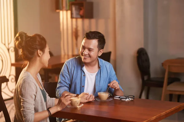 Retrato Una Pareja Asiática Sonriente Disfrutando Una Cita Cafetería Tomados —  Fotos de Stock