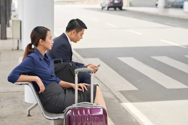 Asiatiska Affärsmän Man Och Kvinna Väntar Busshållplats Med Resväskor Flygplatsen — Stockfoto