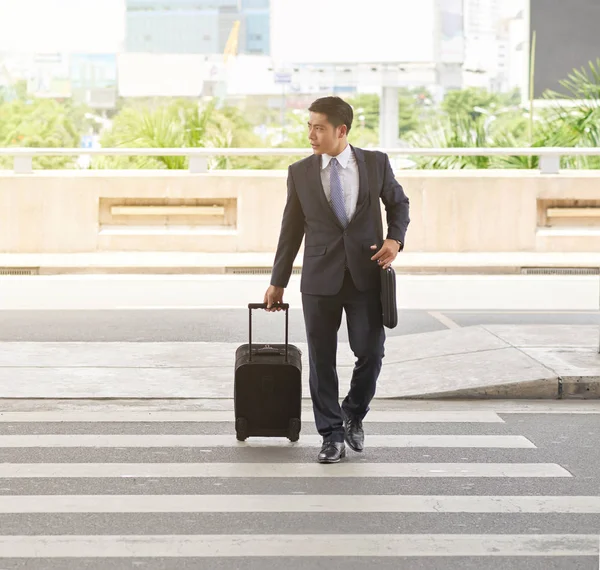 Hombre Negocios Asiático Cruzando Carretera Con Maleta Aeropuerto Viaje Negocios — Foto de Stock