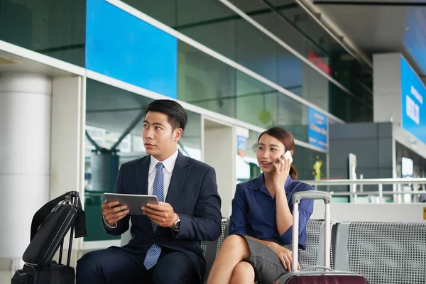Retrato Hombre Mujer Asiáticos Esperando Zona Salida Del Aeropuerto Utilizando — Foto de Stock