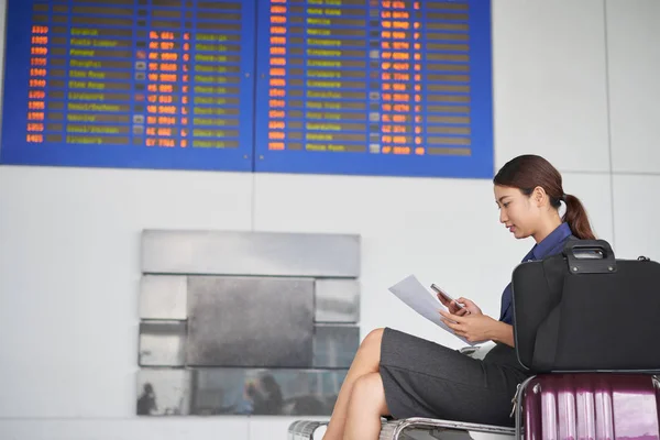 Mujer Asiática Esperando Salida Viaje Negocios Aeropuerto Con Una Maleta — Foto de Stock