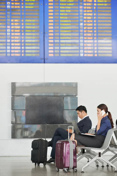 Vista Lateral Retrato Empresários Asiáticos Modernos Aeroporto Com Malas Grandes — Fotografia de Stock