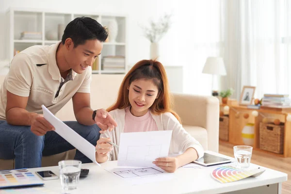 Retrato Una Joven Familia Asiática Discutiendo Diseño Interiores Sonriendo Mientras — Foto de Stock