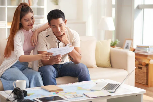 Retrato Feliz Pareja Asiática Discutiendo Planes Viaje Casa — Foto de Stock